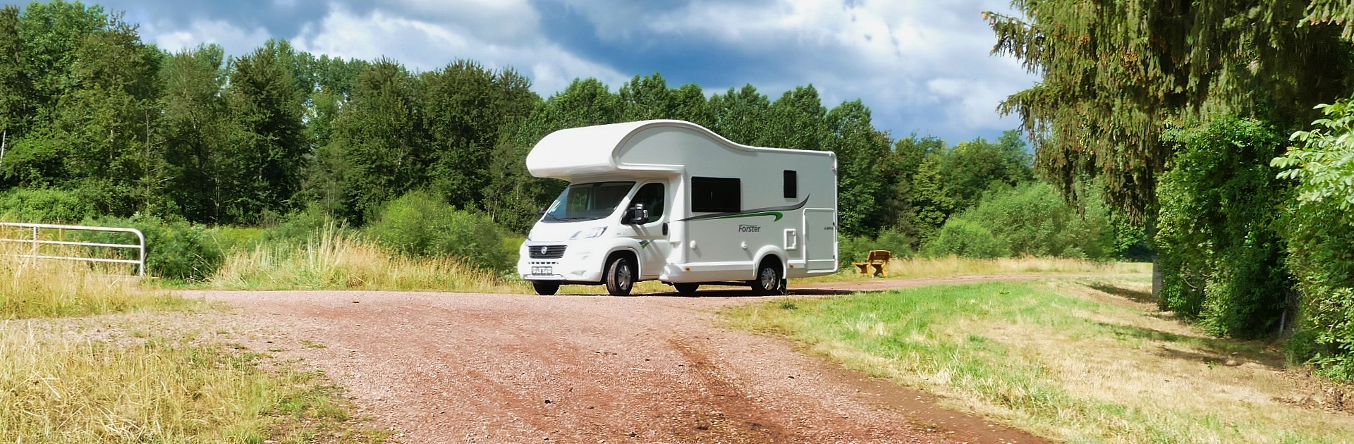 Weitwinkelansicht eines Forster Wohnmobiles