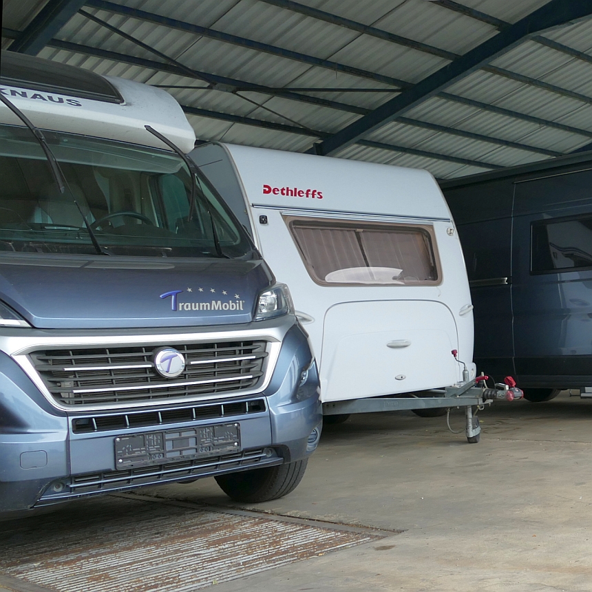 Wohnmobile unter einem überdachten Stellplatz
